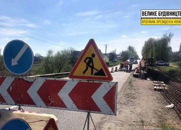 На мосту в селе Коробочкино продолжаются работы по укладке асфальтобетонного покрытия На мосту в селе Коробочкино продолжаются работы по укладке асфальтобетонного покрытия