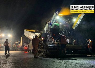 На окружной дороге уложили 18 км финишного слоя из щебеночно-мастичного асфальтобетона На окружной дороге уложили 18 км финишного слоя из щебеночно-мастичного асфальтобетона