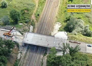 На Песочинском мосту ведутся работы по монтажу балок и устройству монолитной железобетонной плиты На Песочинском мосту ведутся работы по монтажу балок и устройству монолитной железобетонной плиты