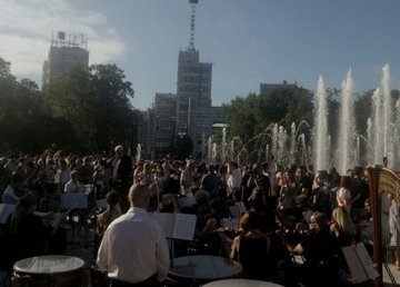 На площади Свободы открыли обновленный сквер с уникальным фонтаном На площади Свободы открыли обновленный сквер с уникальным фонтаном