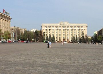 На площади Свободы запрещено движение транспорта На площади Свободы запрещено движение транспорта