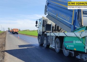 На подъезде к селу Новая Ивановка укладывают верхний слой покрытия