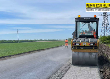 На подъезде к селу Новая Ивановка завершили укладку верхнего слоя на 6-километровом участке На подъезде к селу Новая Ивановка завершили укладку верхнего слоя на 6-километровом участке