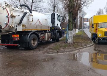 На проспекте Любови Малой восстанавливают коллектор водоотведения На проспекте Любови Малой восстанавливают коллектор водоотведения