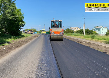 На пути к поселку Элитное стартовали работы по укладке верхнего слоя покрытия