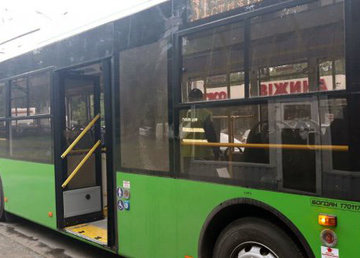 На Салтовке неизвестный выстрелил по троллейбусу На Салтовке неизвестный выстрелил по троллейбусу