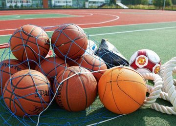 На Салтовке открыли еще один современный школьный стадион 