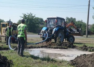 На Салтовке устраняют повреждение на водоводе  На Салтовке устраняют повреждение на водоводе