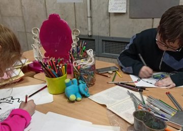 На станциях харьковского метро продолжают раздавать книги и проводить мастер-классы