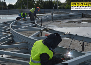 На строительстве ФОКа в Люботине работают над установкой купола На строительстве ФОКа в Люботине работают над установкой купола