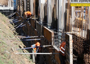 На стройплощадке онкоцентра начинают монтаж лестничных маршей На стройплощадке онкоцентра начинают монтаж лестничных маршей