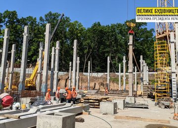 На стройплощадке онкоцентра установили уже половину колонн каркаса лечебно-диагностического корпуса