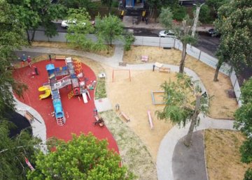 На улице Ахсарова создают современную зону отдыха