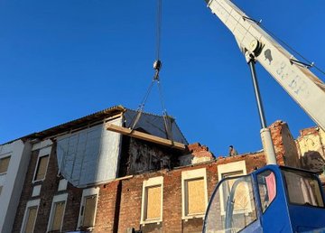 На улице Георгия Тарасенко восстанавливают поврежденный дом