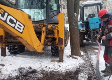 На улице Ильинской устраняют аварию на водопроводе На улице Ильинской устраняют аварию на водопроводе