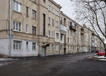 На улице Искринской, 33 благоустраивают территорию На улице Искринской, 33 благоустраивают территорию