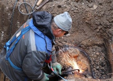На улице Корабельной меняют участок водовода На улице Корабельной меняют участок водовода