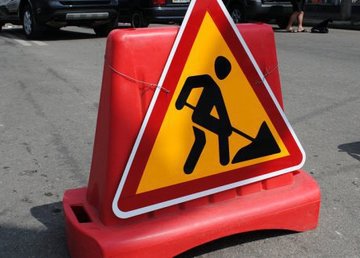 На улице Михаила Водяного еще на две недели запрещено движение транспорта