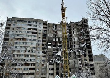 На улице Натальи Ужвий, 82 продолжается демонтаж подъезда На улице Натальи Ужвий, 82 продолжается демонтаж подъезда