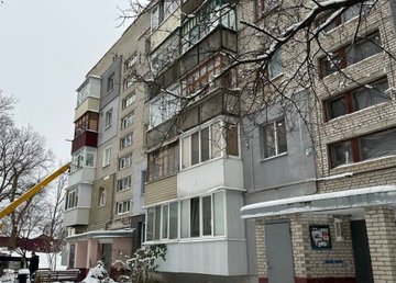 На улице Юбилейной ремонтируют поврежденный обстрелами дом