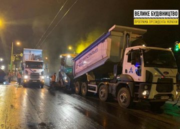 На въезде в Харьков со стороны Чугуева начали укладывать верхний слой из асфальтобетона На въезде в Харьков со стороны Чугуева начали укладывать верхний слой из асфальтобетона