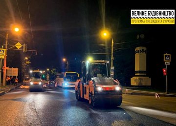 На въезде в Харьков со стороны Чугуева укладывают финишный слой покрытия На въезде в Харьков со стороны Чугуева укладывают финишный слой покрытия