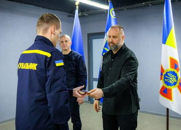 Начальник Харківської ОВА Олег Синєгубов передав державні нагороди рятувальникам області