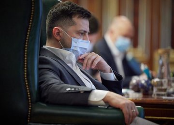 Надо постоянно разъяснять людям вопросы, связанные с прохождением вакцинации. Президент