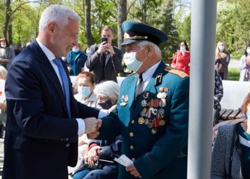 Накануне 9 Мая в Молодежном парке высадили аллею деревьев и организовали встречу ветеранов Накануне 9 Мая в Молодежном парке высадили аллею деревьев и организовали встречу ветеранов