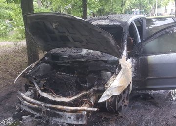 Немишлянський район: вблизи жилой пятиэтажки горел автомобиль Немишлянський район: вблизи жилой пятиэтажки горел автомобиль