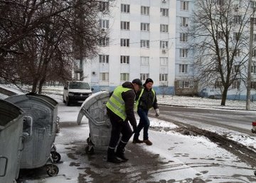 Несмотря на непогоду, бригады КВБО поддерживают чистоту в Харькове Несмотря на непогоду, бригады КВБО поддерживают чистоту в Харькове