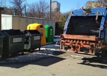 Несмотря на сверхсложные условия, в Харькове продолжают стабильно вывозить мусор Несмотря на сверхсложные условия, в Харькове продолжают стабильно вывозить мусор