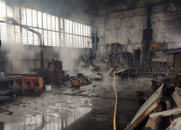 Новобаварский район: спасатели ликвидировали пожар на территории промышленного предприятия