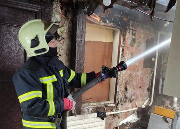 Новобаварский район: спасатели ликвидировали пожар в жилом доме