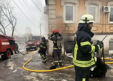 Новобаварский район: спасатели потушили пожар в доме старой застройки Новобаварский район: спасатели потушили пожар в доме старой застройки