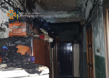 Новобаварский район: во время пожара в четырехэтажном жилом доме пожарные спасли 4 человека и эвакуировали 20 жителей Новобаварский район: во время пожара в четырехэтажном жилом доме пожарные спасли 4 человека и эвакуировали 20 жителей