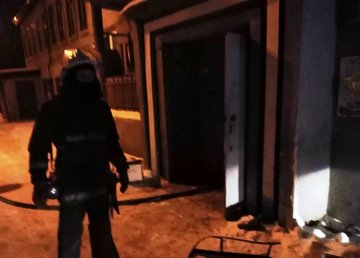 Новобаварский район: во время пожара в жилой трехэтажке пожарные эвакуировали 18 жителей Новобаварский район: во время пожара в жилой трехэтажке пожарные эвакуировали 18 жителей