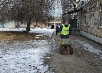 Около двух тысяч коммунальщиков убирают снег в Харькове  Около двух тысяч коммунальщиков убирают снег в Харькове