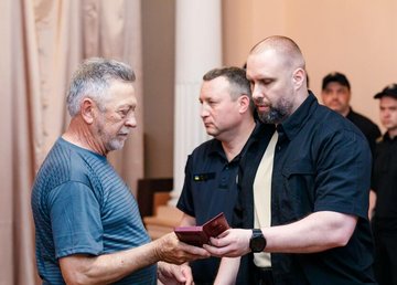 Олег Синегубов передал государственные награды семьям погибших полицейских Харьковщины Олег Синегубов передал государственные награды семьям погибших полицейских Харьковщины