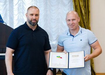 Олег Синегубов вручил награды сотрудникам ОВА по случаю Дня Независимости Украины Олег Синегубов вручил награды сотрудникам ОВА по случаю Дня Независимости Украины