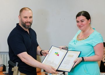 Олег Синегубов вручил почетные грамоты госслужащим и спортсменам Олег Синегубов вручил почетные грамоты госслужащим и спортсменам