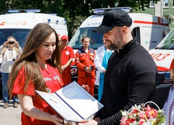 Олег Синєгубов передав медикам 10 авто екстреної допомоги