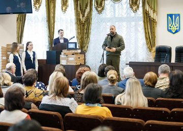 Олег Синєгубов передав освітянам Харківщини 717 хромбуків