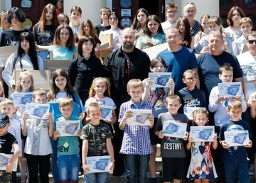 Олег Синєгубов передав школярам Ізюмщини девайси для онлайн-навчання