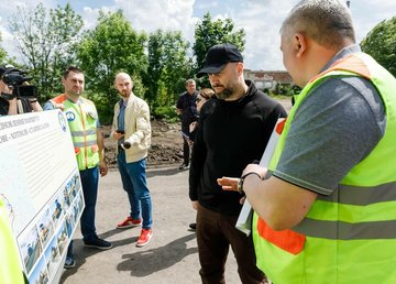 Олег Синєгубов перевірив хід відновлення дороги «Мартове – Хотімля – Старий Салтів»