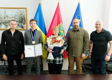 Олег Синєгубов привітав із «золотом» фехтувальника Романа Свічкара та його тренера Олег Синєгубов привітав із «золотом» фехтувальника Романа Свічкара та його тренера
