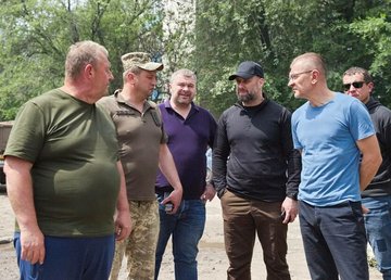 Олег Синєгубов відвідав місто Ізюм, яке вночі ворог обстріляв дронами-камікадзе