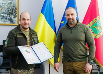 Олег Синєгубов відзначив Почесною грамотою італійського волонтера Роберто Фаллетті Олег Синєгубов відзначив Почесною грамотою італійського волонтера Роберто Фаллетті