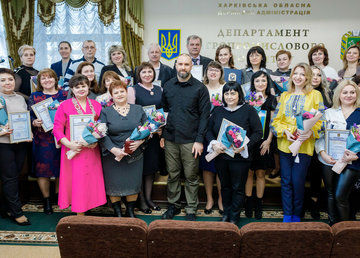 Олег Синєгубов вручив почесні відзнаки освітянам та держслужбовцям