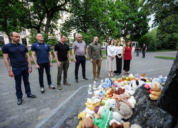 Олег Синєгубов вшанував пам’ять дітей, які загинули внаслідок збройної агресії рф Олег Синєгубов вшанував пам’ять дітей, які загинули внаслідок збройної агресії рф